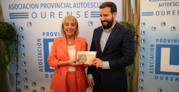 Reconocimiento a la presidenta de la CEO en la Gala Anual de la Asociación Provincial de Empresarios de Autoescuelas de Ourense